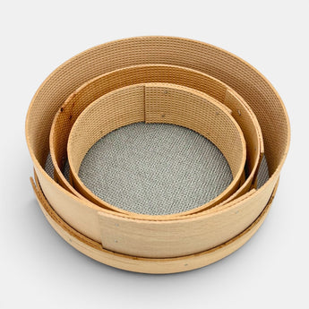 Galeries d'Orient lot de 3 tamis à couscous en bois naturel avec mailles fines pour semoule, tailles 18, 22 et 28 cm.