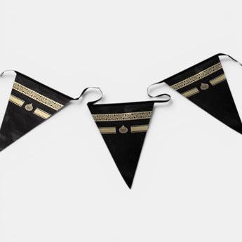 Guirlande de fanions Hajj et Omra Galeries d'Orient noire avec motifs dorés, idéale pour célébrer le retour des pèlerins.